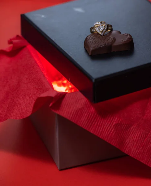 Heart Shaped Ring Chocolates Black Box Lid — Stock fotografie