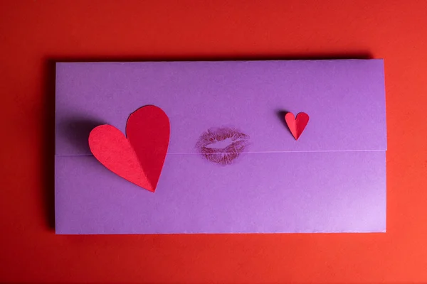 Concept Love Note Hand Cut Hearts Kiss Photographed Red Background — Foto de Stock