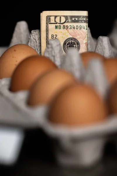 Εικόνα Έννοια Χρησιμοποιώντας Νόμισμα Των Ηπα Και Φρέσκα Αυγά Για — Φωτογραφία Αρχείου
