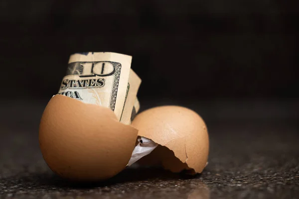 Kavramsal Görüntü Kırık Bir Yumurtanın Içinde Dolarlık Banknot Kullanıyor — Stok fotoğraf