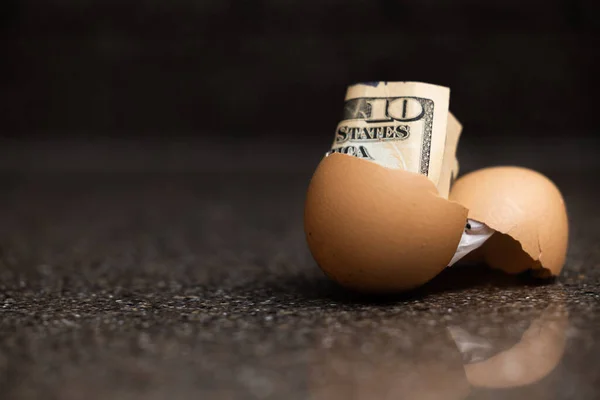 Concept Image Χρησιμοποιώντας Ένα Χαρτονόμισμα Δολαρίων Μέσα Ένα Ραγισμένο Αυγό — Φωτογραφία Αρχείου