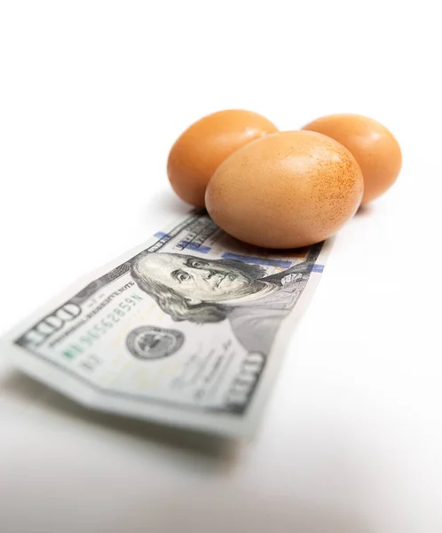 Φρέσκα Αυγά Πάνω Από Ένα Χαρτονόμισμα 100 Δολαρίων Λευκό Φόντο — Φωτογραφία Αρχείου