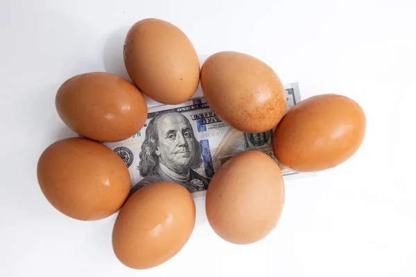 Beyaz Arka Planda 100 Dolarlık Banknotun Üstüne Taze Yumurta — Stok fotoğraf