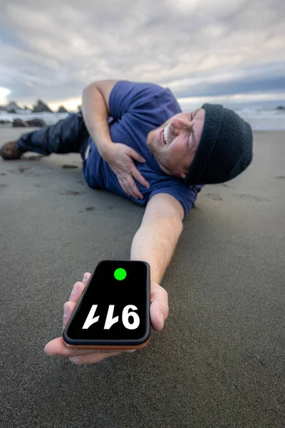 Man Trying Call 911 Collapsing Beach Holding His Chest Showing — Stok fotoğraf