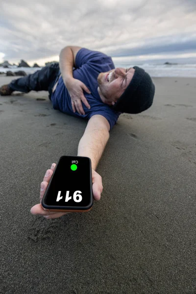 Man Trying Call 911 Collapsing Beach Holding His Chest Showing — Stok fotoğraf