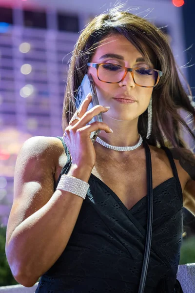 Mulher Bonita Vestindo Óculos Bloqueio Luz Azul Usando Seu Telefone — Fotografia de Stock