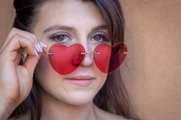 Vacker Kvinna Bär Blå Ljus Blockerande Glasögon Med Hjälp Sin — Stockfoto
