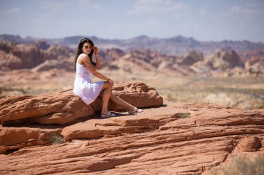 Nevada 'daki Fire State Park Vadisi' nde güzel bir genç kadının moda portresi.