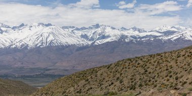 2022 ve 2023 yıllarında rekor bir kıştan sonra Doğu Sierra Nevadas ile güzel manzaralı bir yolculuk.