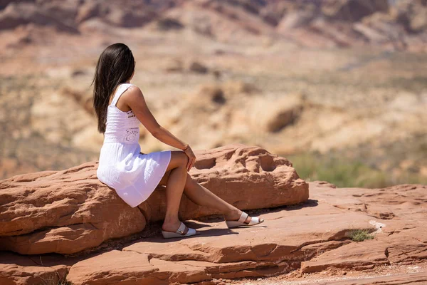 Módní Portrét Krásné Mladé Ženy Údolí Fire State Park Nevada — Stock fotografie