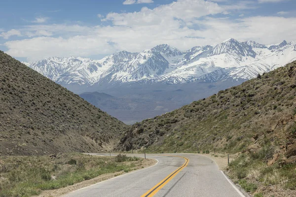 2022 2023 Yıllarında Rekor Bir Kıştan Sonra Doğu Sierra Nevadas — Stok fotoğraf