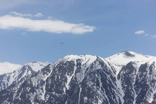 Hand Glider Soaring Snow Covered Eastern Sierra Nevadas Spring 2023 — Stock Photo, Image