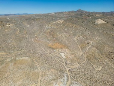 Nevada Çölü 'nün yüzeyindeki yolların havadan fotoğrafı.