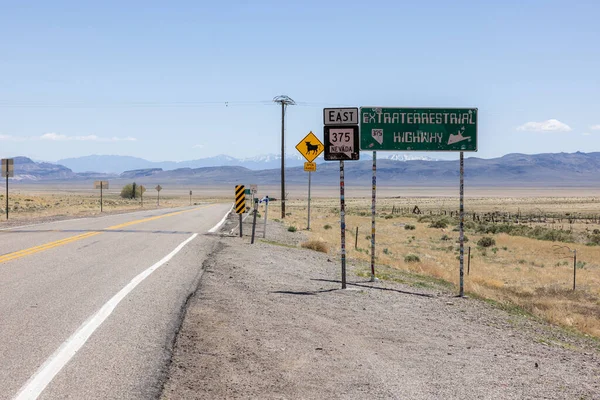美国内华达州温泉市 2023年5月12日 内华达沙漠375号公路或著名的外部公路标志的关闭 — 图库照片