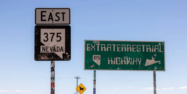 2023年5月12日 ネバダ砂漠の高速道路375号線または有名な地球外ハイウェイの標識の閉鎖 — ストック写真