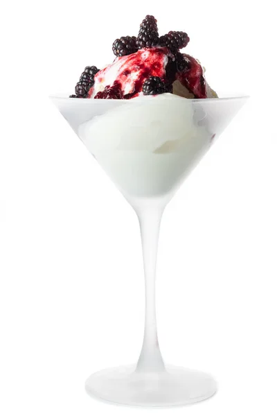 白い背景に隔離されたバニラアイスクリームの上の新鮮な野生の果実 — ストック写真