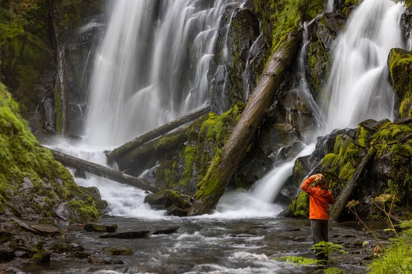 Турист Оранжевой Куртке Стоящий Перед Большим Красивым Водопадом Орегонском Лесу — стоковое фото
