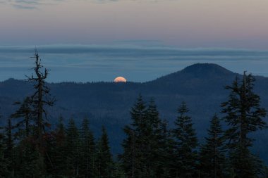 Güney Oregon 'daki çağlayan dağların üzerinden yükselen hasat süperayının yakınına..