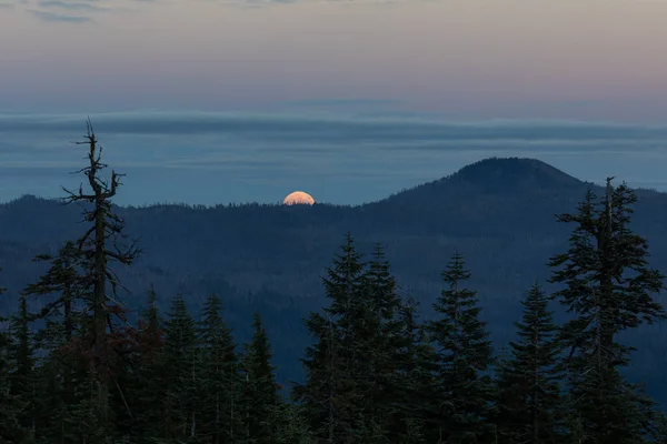 在俄勒冈州南部的级联山脉上空升起的收获的超级月亮的近景 — 图库照片