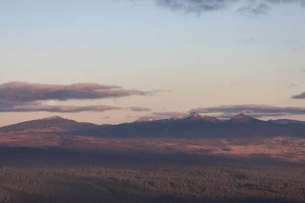 クレーターレイク国立公園の上に登るハーベストスーパームーンの近くから距離を眺める — ストック写真