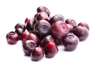 Beyaz arka planda izole edilmiş bir yığın taze yaban mersini.