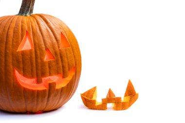 Beyaz arka planda izole edilmiş gülümseyen bir Cadılar Bayramı balkabağına yaklaş