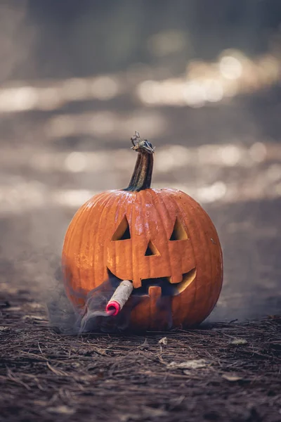 Zbliżenie Rzeźbione Dynia Halloween Palenie Cygaro Dymem Wychodzi Jego Ust — Zdjęcie stockowe