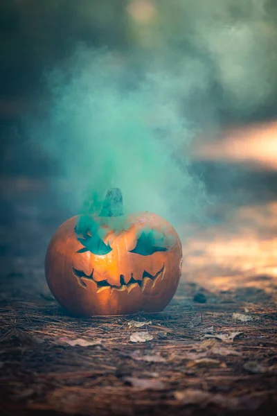 Primer Plano Una Calabaza Tallada Para Halloween Con Humo Saliendo — Foto de Stock