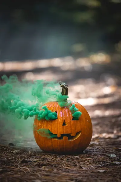 Close Van Een Gesneden Pompoen Voor Halloween Met Rook Uit — Stockfoto