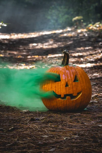 Zbliżenie Rzeźbionej Dyni Halloween Dymem Wydobywającym Się Wyciętych Wycięć Naturalnym — Zdjęcie stockowe