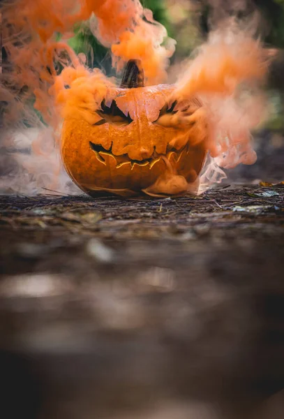 Primer Plano Una Calabaza Tallada Para Halloween Con Humo Saliendo —  Fotos de Stock