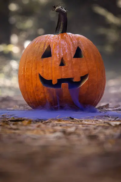 Primo Piano Una Zucca Intagliata Halloween Con Fumo Che Esce — Foto Stock