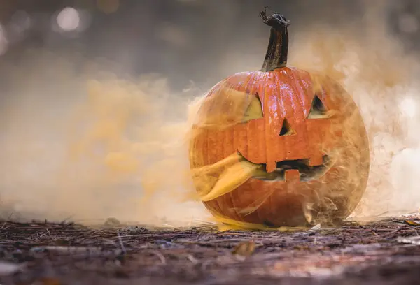 Zbliżenie Rzeźbionej Dyni Halloween Dymem Wydobywającym Się Wyciętych Wycięć Naturalnym — Zdjęcie stockowe