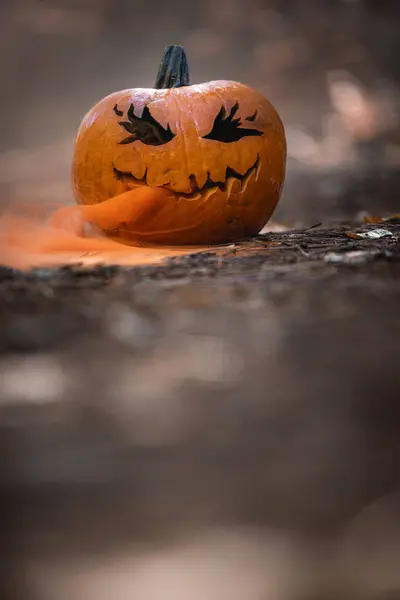 Primo Piano Una Zucca Intagliata Halloween Con Fumo Che Esce — Foto Stock