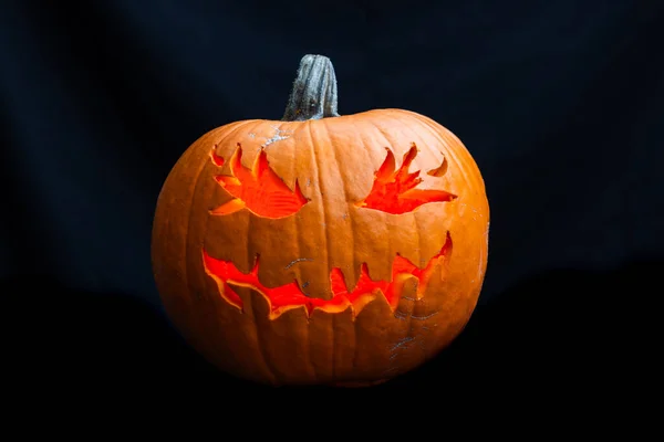 Primer Plano Una Calabaza Sonriente Halloween Aislada Sobre Fondo Negro —  Fotos de Stock