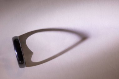 Dairesel bir halkanın soyut gölgesi sevgi ve sevgiyi temsil eder.