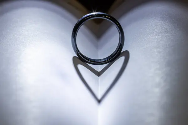 Abstrakcyjny Cień Okrągłego Pierścienia Reprezentującego Miłość Uczucie — Zdjęcie stockowe