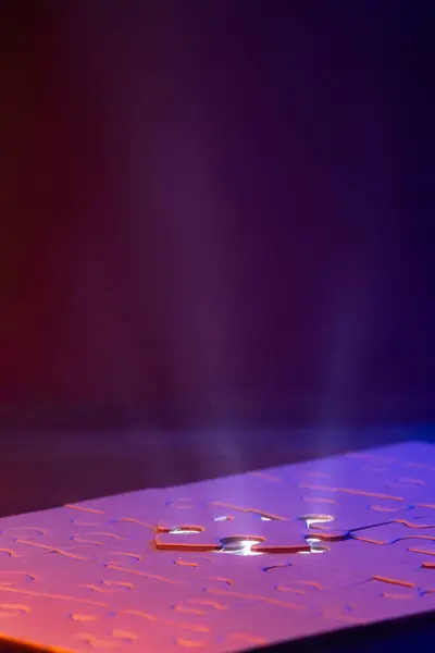 Nahaufnahme Eines Leeren Puzzles Mit Blauem Licht Und Einem Lichtstrahl — Stockfoto