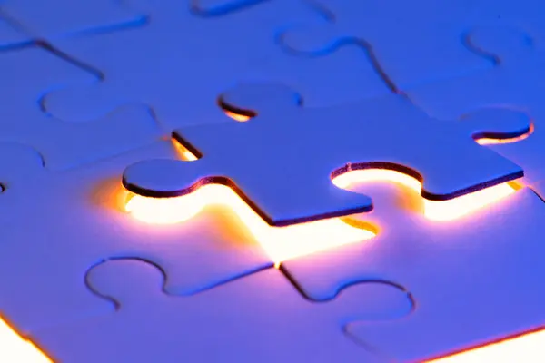 Nahaufnahme Eines Leeren Puzzles Mit Einem Blauen Und Orangen Licht — Stockfoto