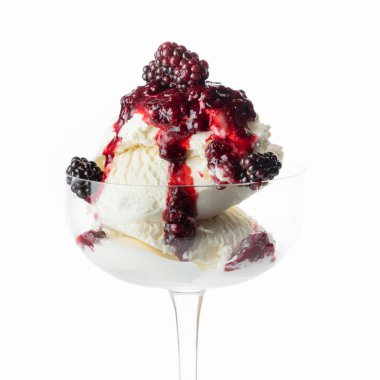 Vanilyalı dondurmanın üstünde beyaz arka planda izole edilmiş taze yabanmersini..