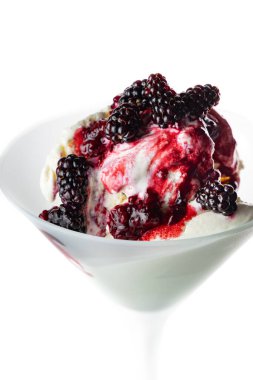 Vanilyalı dondurmanın üstünde beyaz arka planda izole edilmiş taze yabanmersini..