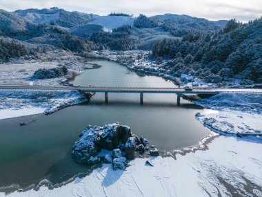 Hunter Creek ve Snow ile altın plajındaki güzel sakin manzara, 24 Şubat 2023 'te meydana gelen ender bir hava olayı..