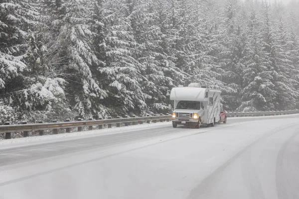 Wohnmobil Fährt Auf Neuschnee Nachdem Ein Seltener Wintersturm Schnee Die — Stockfoto