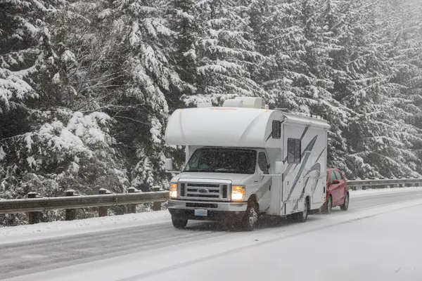 2023年2月 在一场罕见的冬季风暴之后 越野车在新雪上行驶 给俄勒冈州海岸带来了积雪 — 图库照片
