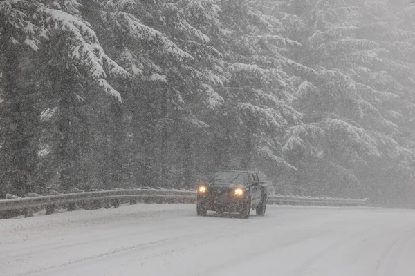 Pojazdy Pasażerskie Jadące Pokrytej Śniegiem Autostradzie 101 Południowym Oregonie Luty — Zdjęcie stockowe