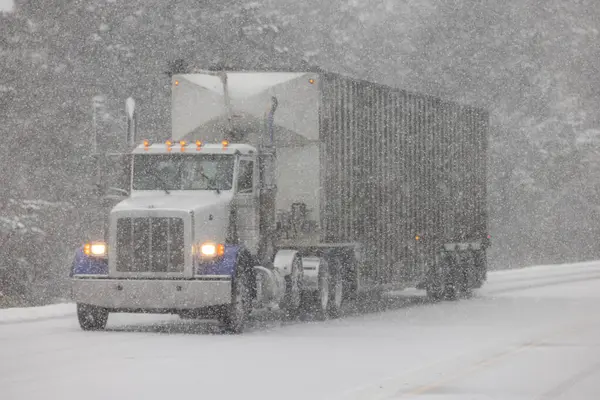 Grote Vrachtwagen Rijdt Besneeuwde Snelweg 101 Zuid Oregon Februari 2023 — Stockfoto