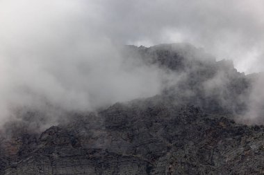 Buzul Ulusal Parkı, Montana 'da fırtınalı bulutlar ve sisli güzel bir manzara..