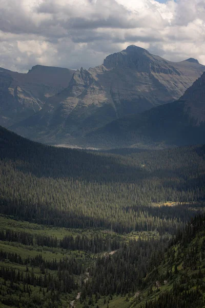 蒙大拿州冰川国家公园美丽的风景 乌云密布 雾蒙蒙 — 图库照片