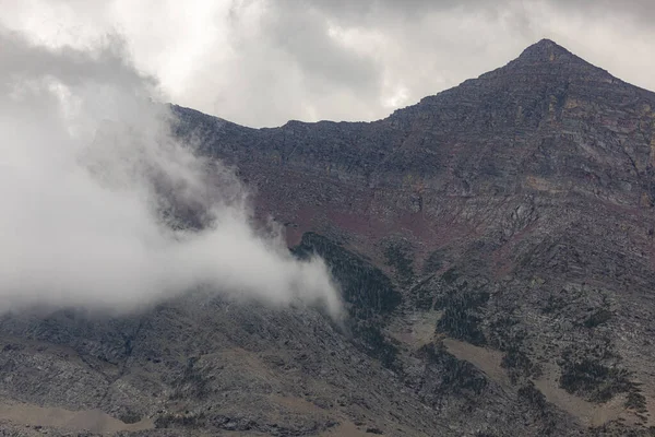 モンタナ州グレイシャー国立公園の嵐の雲と霧で美しい風景 — ストック写真