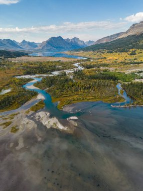 Düşük St. Mary Gölü 'nden sonbaharda Buzul Ulusal Parkı' na bakan hava manzarası.